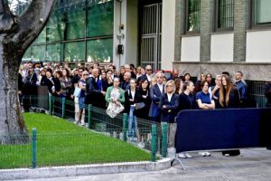 Armani-in-centinaia-in-fila-dalle-7-per-lultimo-saluto_87288099-scaled (1)