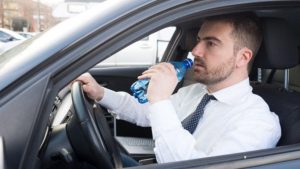 Bere acqua alla guida (pexels) - IlFogliettone.it