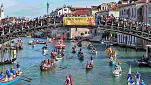 Regata storica 2025In migliaia sul Canal Grande a Venezia per la regata storica