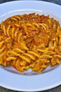 fusilloni con pesto rosso