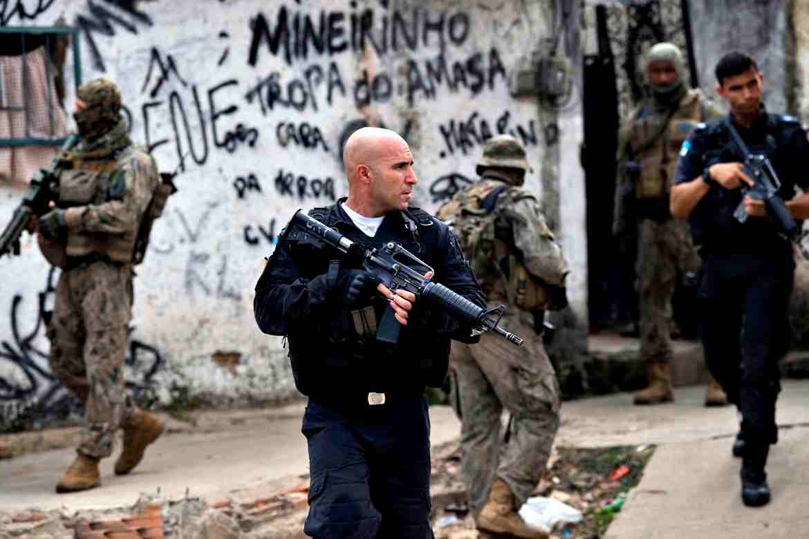 Operazione antidroga più violenta della storia del Brasile, guerriglia nelle Favela: 64 morti morti Operazione antidroga più violenta della storia del Brasile, guerriglia nelle Favela: 64 morti morti