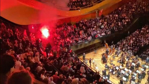 Parigi, protesta al concerto dell’Orchestra filarmonica di Israele Parigi, protesta al concerto dell’Orchestra filarmonica di Israele