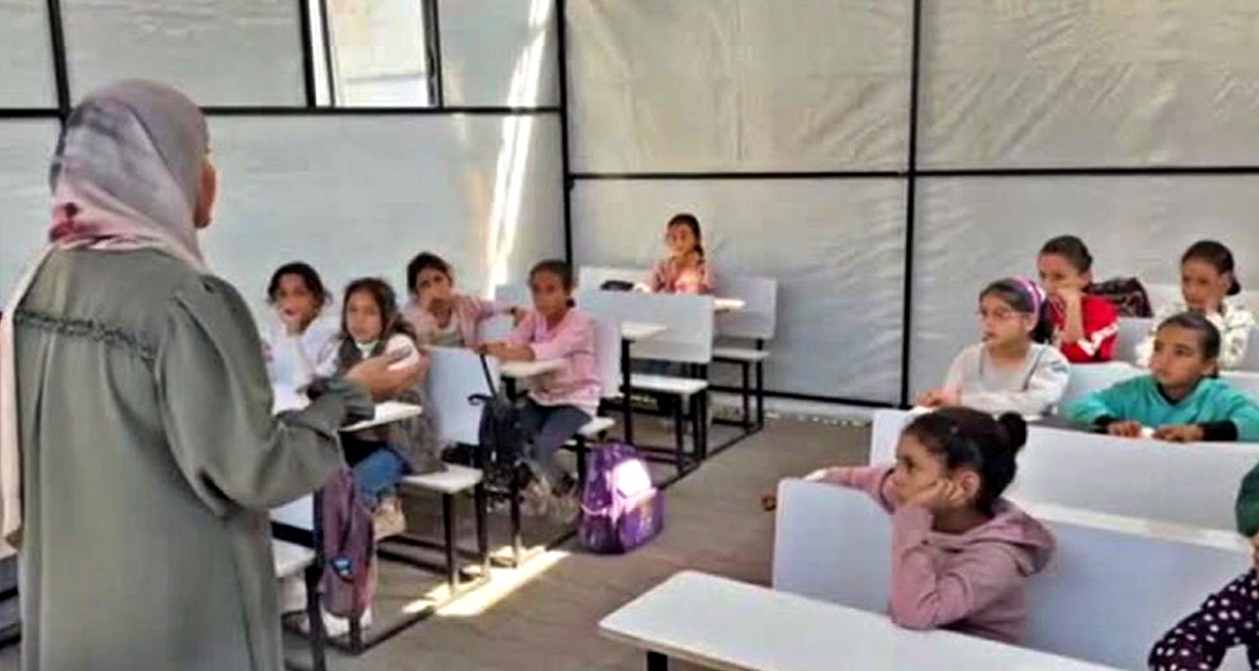 Gaza, 25.000 studenti tornano a scuola in classi improvvisate Gaza, 25.000 studenti tornano a scuola in classi improvvisate