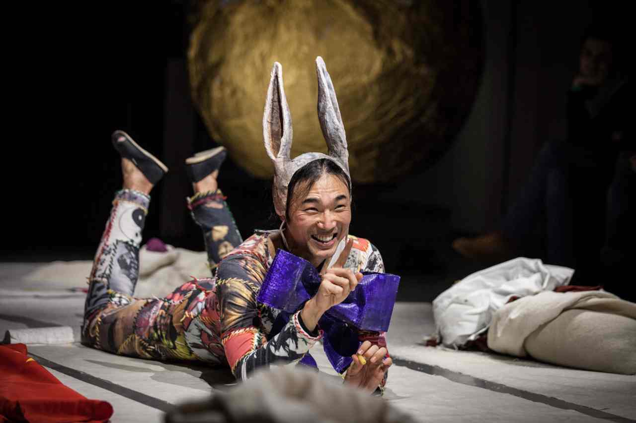 shi yang shi porta in scena ad palermo il suo arle chino maschera migrante tra cina e italia da Ilfogliettone.it shi yang shi porta in scena ad palermo il suo arle chino maschera migrante tra cina e italia