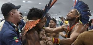 COP30-tra-proteste-e-indignazione-manifestanti-indigeni-invadono-la-Zona-Blu (1)