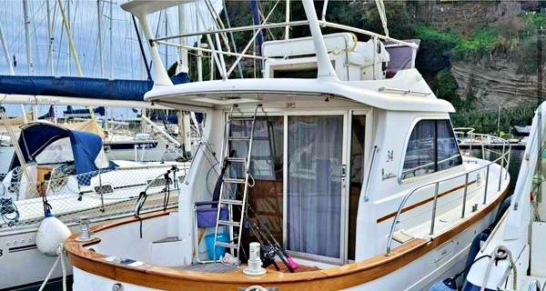 Fico, spunta foto del gozzo da 150.000 euro: ormeggiato in sedime militare a Nisida prima del trasferimento