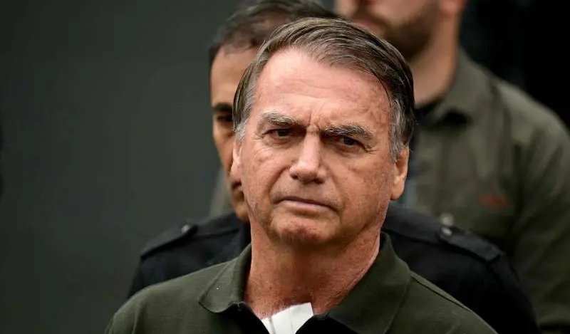 Ha danneggiato il braccialetto elettronico, arrestato l’ex presidente Jair Bolsonaro