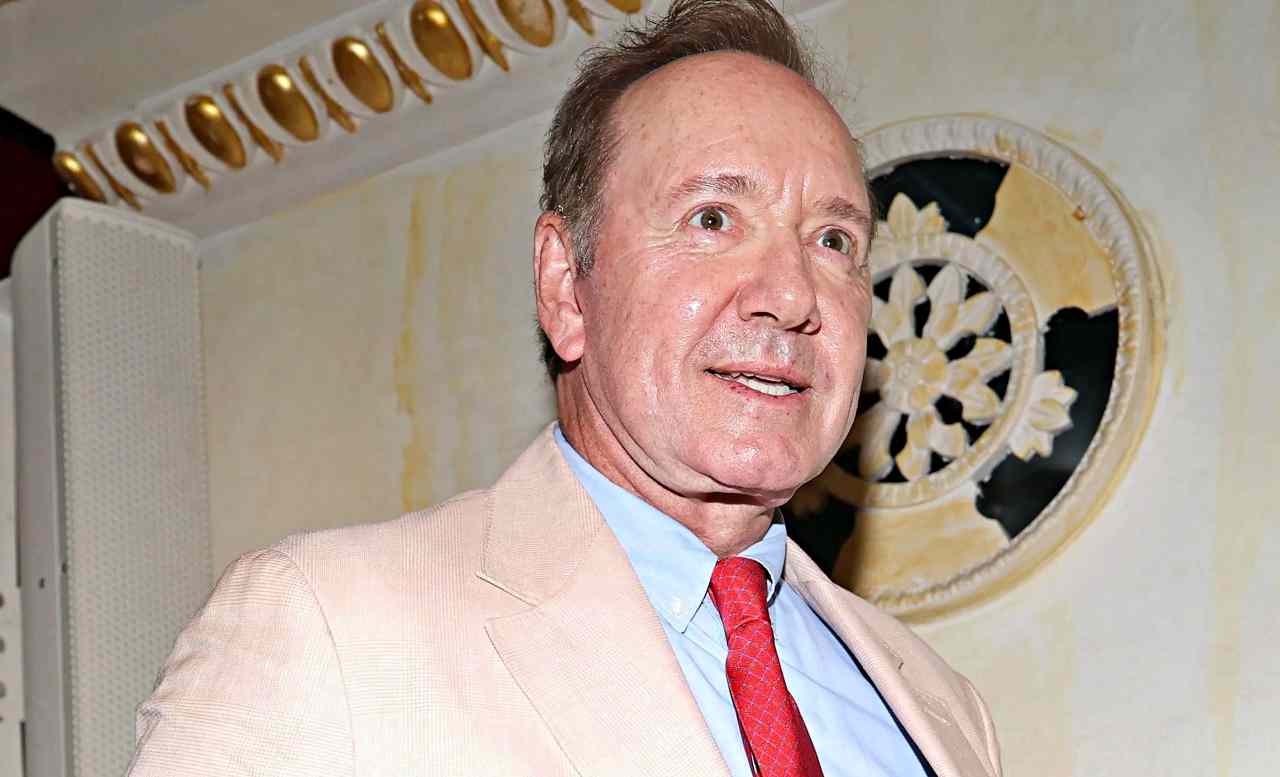 Kevin Spacey vive in hotel perso la casa per spese legali “astronomiche”