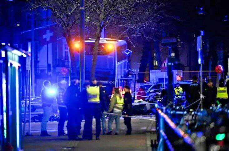 Bus fuori servizio travolge la pensilina, tre morti nel cuore di Stoccolma