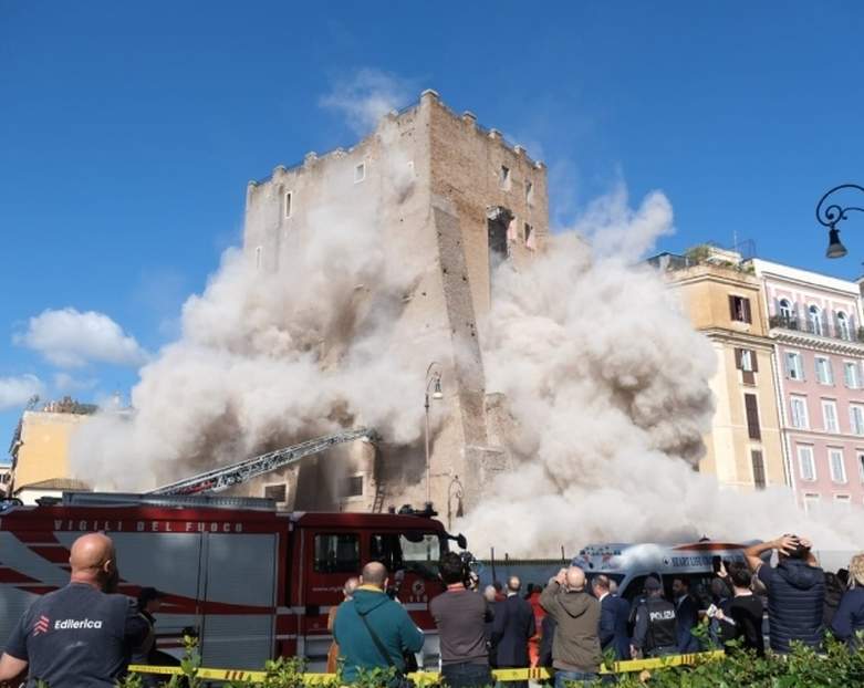 Crolla Torre dei Conti a Roma: operaio 66enne intrappolato, altri quattro in salvo