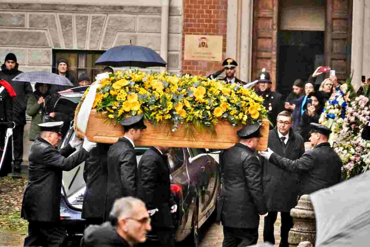 Oltre 5mila persone rendono omaggio a Ornella Vanoni: funerali a Milano tra musica, artisti e istituzioni