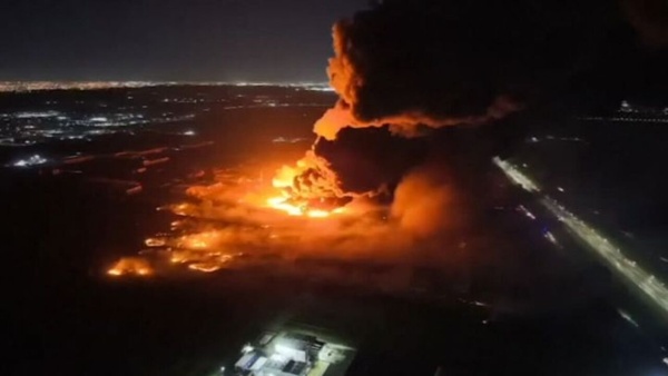 Forte esplosione a Buenos Aires, incendio di proporzioni enormi Forte esplosione a Buenos Aires, incendio di proporzioni enormi