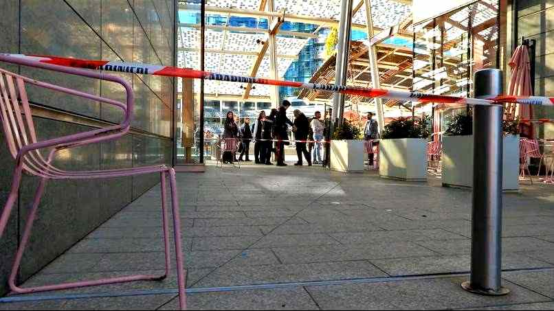 Aggressione in pieno centro a Milano, 43 enne accoltellata alla schiena: caccia all’aggressore