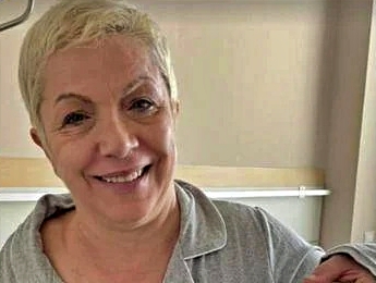 Tumore, Rosanna Banfi di nuovo in sala operatoria dopo 16 anni: “È andata, questa volta ha scelto un’altra stanza”