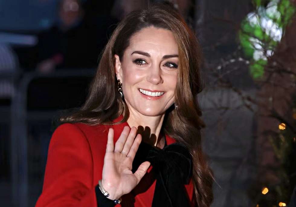 Kate Middleton splende al concerto di Natale: diamanti, famiglia e storie che commuovono Kate Middleton splende al concerto di Natale: diamanti, famiglia e storie che commuovono