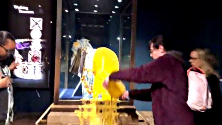 lanciano cibo contro una teca contenente la corona di re carlo iii