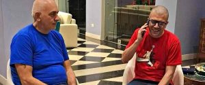 Alberto Trentini (al telefono) e Mario Burlò nella residenza dell'ambasciatore a Caracas Giovanni Um