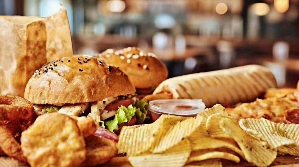 junk food cibo spazzatura patatine panino (1)