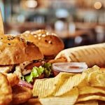 junk food cibo spazzatura patatine panino (1)