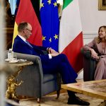 Meloni e Merz costruiscono la nuova maggioranza Ue sulla competitività, Sanchez insorge dopo l’esclusione