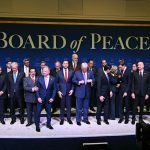 S’alza il sipario su Board of Peace: Trump recita la parte del costruttore di pace ma i conti restano in sospeso