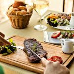 Carne e vino rosso: i segreti di un abbinamento che fa cantare le papille