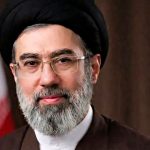 La nuova Iran di Khamenei figlio: vendetta, Hormuz bloccato e minaccia di allargare il conflitto. E i mercati crollano