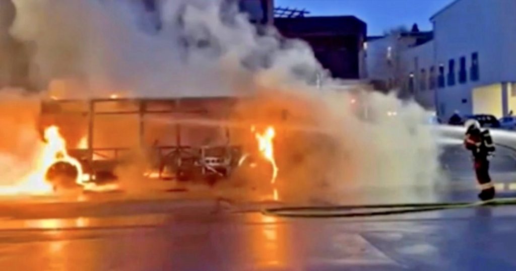 l_-tragedia-a-friborgo-autopostale-in-fiamme-nel-rogo-6-morti-e-5-feriti-1mt4c