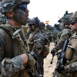 Trump schiera forze attorno all’Iran, ma l’invasione è lontana: si punta a un negoziato con 12 punti