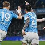 Il Napoli ribalta il Lecce nella ripresa e mantiene viva la caccia al Milan