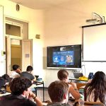 Undicenne tenta di accoltellare il professore davanti ai compagni durante lezione