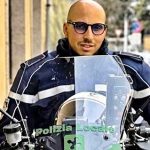 Milano/Agente motociclista della polizia locale muore durante un inseguimento, caccia all'auto pirata