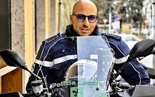 Milano/Agente motociclista della polizia locale muore durante un inseguimento, caccia all'auto pirata