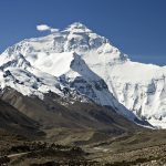 Everest da record: circa mille alpinisti in vetta. Ma si riapre il dibattito sulla sicurezza in Nepal