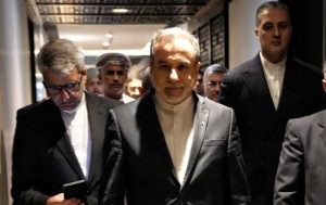 Iran, il ministro Araghchi in Oman per discutere dello stretto Hormuz