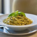 Il pesto di zucchine, una salsa estiva fresca, cremosa e versatile