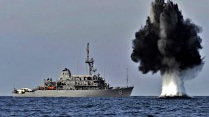 una-mina-esplode-in-mare-vicino-a-una-nave-