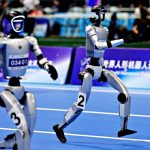 I robot cinesi migliorano la corsa, ma dopo il traguardo devono ancora imparare a frenare