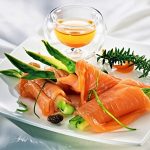 Involtini di salmone e asparagi con vinaigrette all’arancia