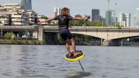 Parigi, sulla Senna si vola a pelo d'acqua con l'e-foil