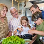 Francia, la svolta dell’abitare condiviso: nonni e giovani sotto lo stesso tetto contro la solitudine
