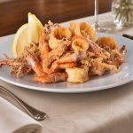 Fritto misto di gamberi e calamari con maionese all’aglio arrostito
