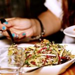 Intossicazioni alimentari d’estate: perché non è (quasi) mai solo colpa del ristorante
