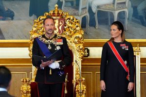 Re Haakon VIII di Norvegia presta giuramento davanti al Parlamento di Oslo