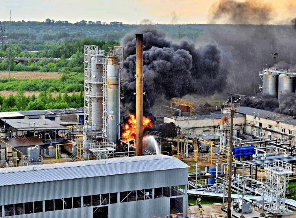 Una raffineria russa dopo un attacco. Gli impianti petroliferi sono diventati uno degli obiettivi della campagna di droni ucraina contro le infrastrutture energetiche di Mosca.