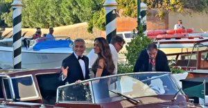 Venezia, l'arrivo di Clooney e Amal in barca prima del red carpet