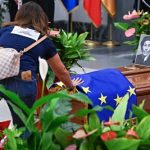 Migliaia in fila in Campidoglio per l’ultimo saluto a Bonino, domani esequie di Stato
